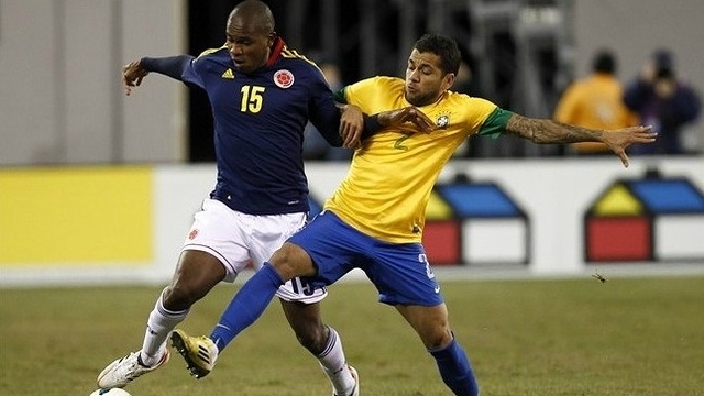 Alves khoác áo Brasil trong trận giao hữu với Colombia