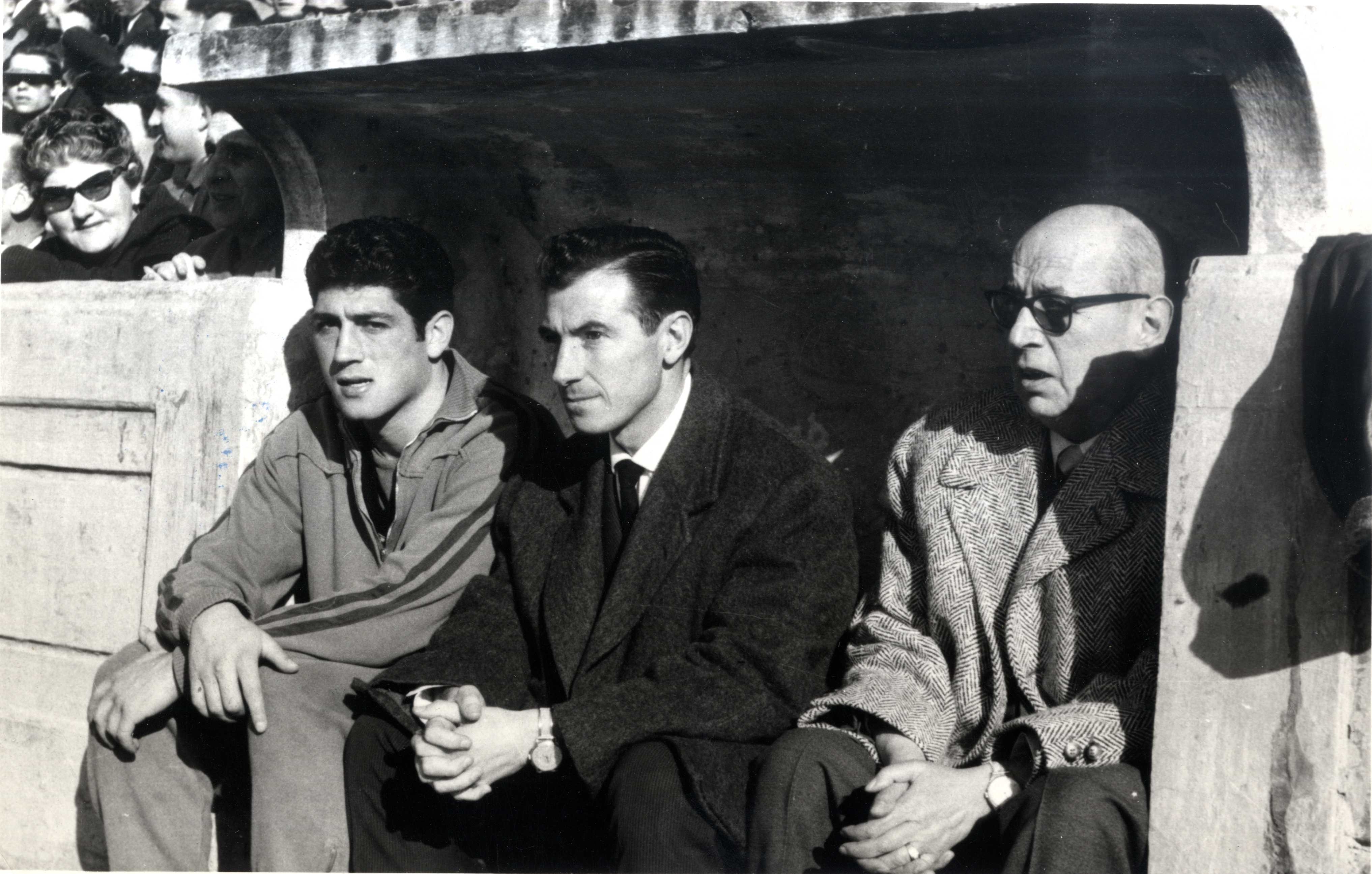 Cố HLV Enrique Orizaola (ngồi giữa)