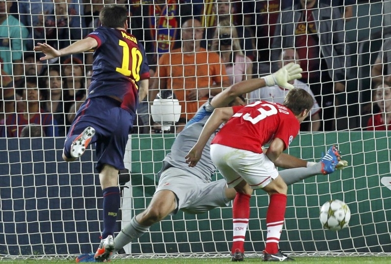 Messi đánh đầu ghi bàn ấn định tỷ số 3-2 trước Spartak Moscow