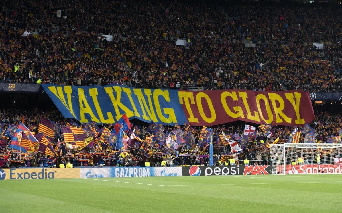 Khẩu hiệu trên khán đài của Camp Nou