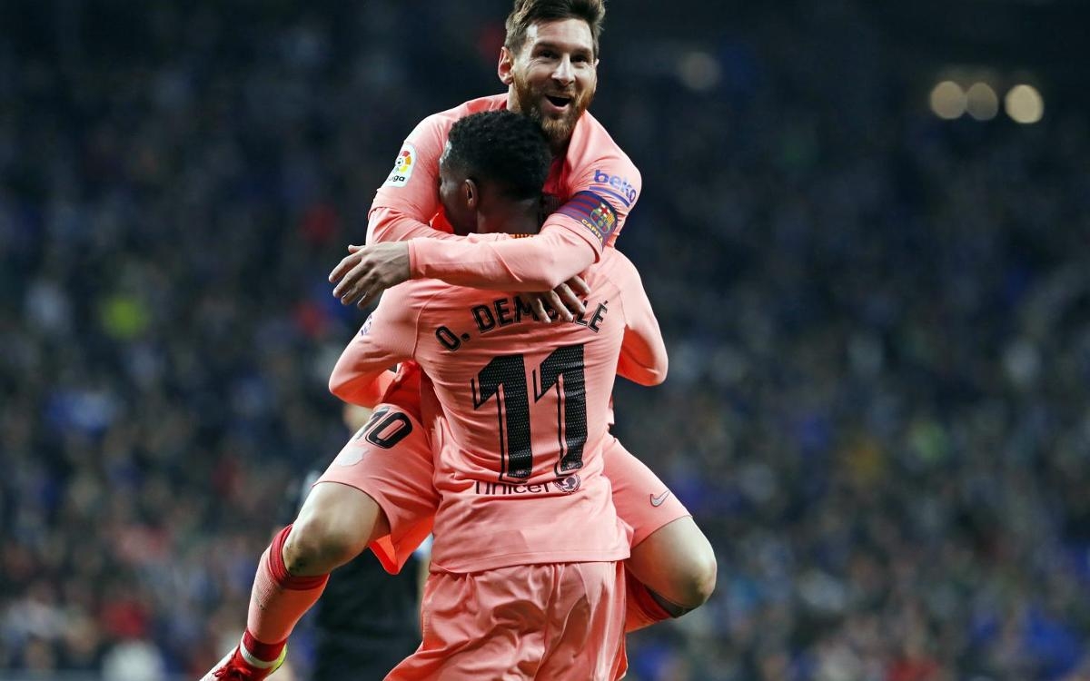 Messi ăn mừng bàn thắng Dembele ghi được vào lưới Espanyol