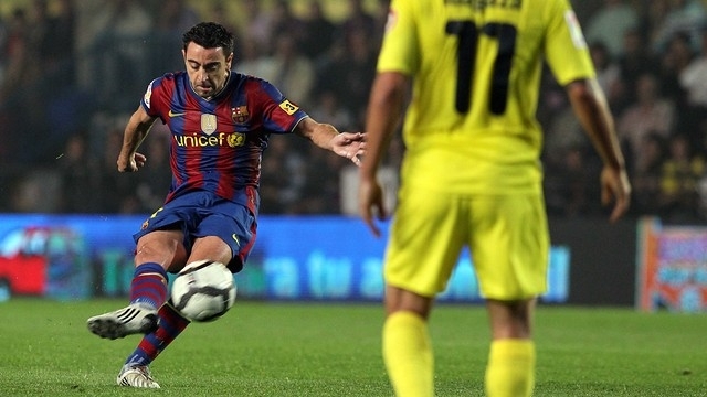 Xavi sút phạt vào lưới Tàu ngầm Vàng Villareal mùa bóng 2009/10