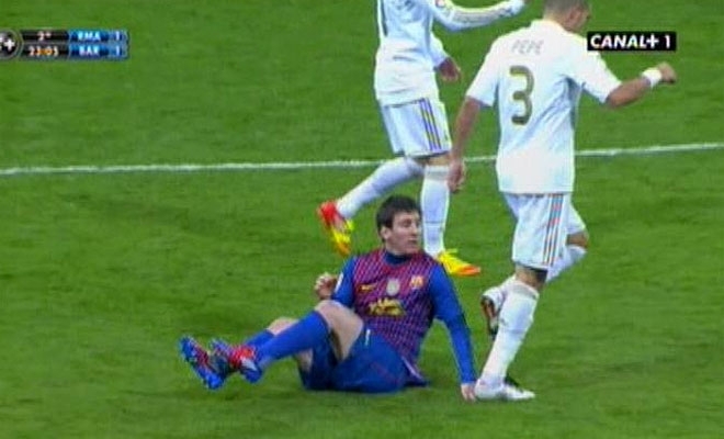 Pepe chủ động đạp lên tay Messi