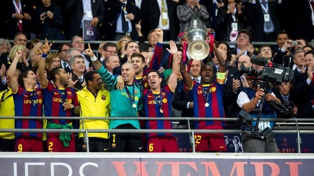 Abidal nâng cao chiếc cúp Champions League 2011