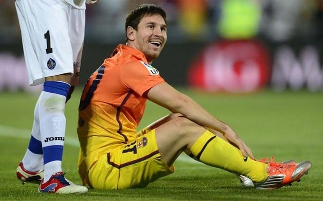 Dù bị trọng tài từ chối penalty nhưng Messi vẫn cười