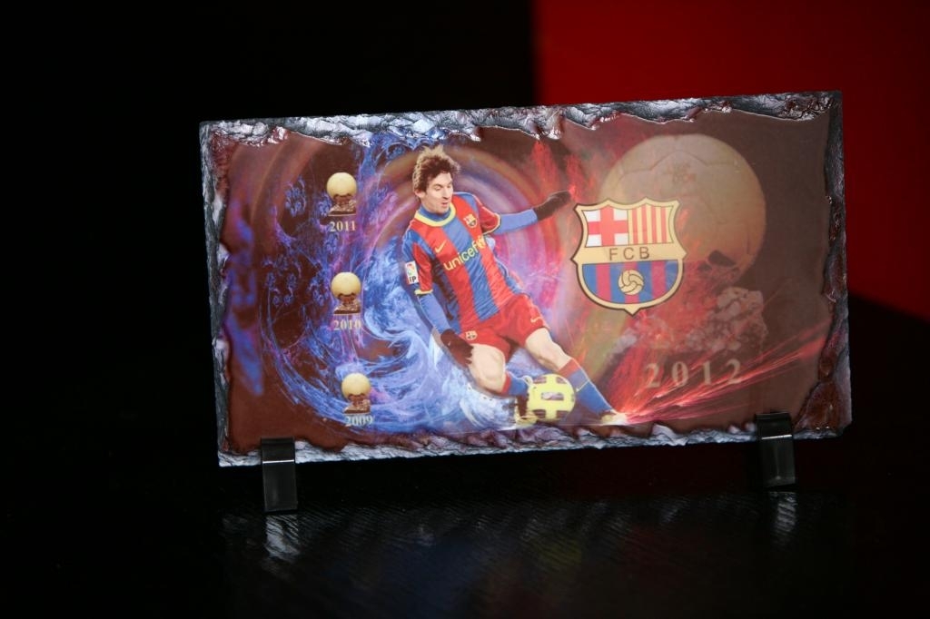 Ảnh Messi với 4 quả bóng vàng được in trên đá do FCBVN sản xuất