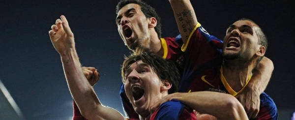 Messi, Busquets và Alves ăn mừng bàn thắng