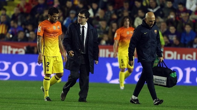 Alves phải rời sân khi gặp chấn thương