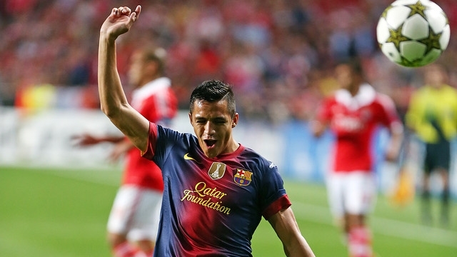 Alexis rất tự tin khi vừa ghi bàn thắng vào lưới Benfica