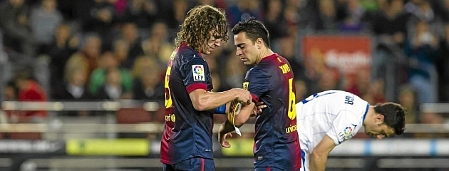 Puyol trao băng đội trưởng cho Xavi trước khi rời sân