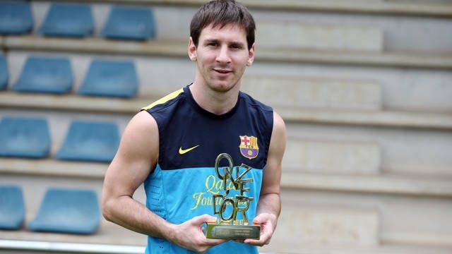 Messi khoe giải thưởng mới trên sân tập