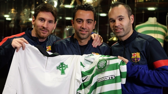 Messi, Xavi và Iniesta cầm trên tay chiếc áo kỷ niệm của Celtic