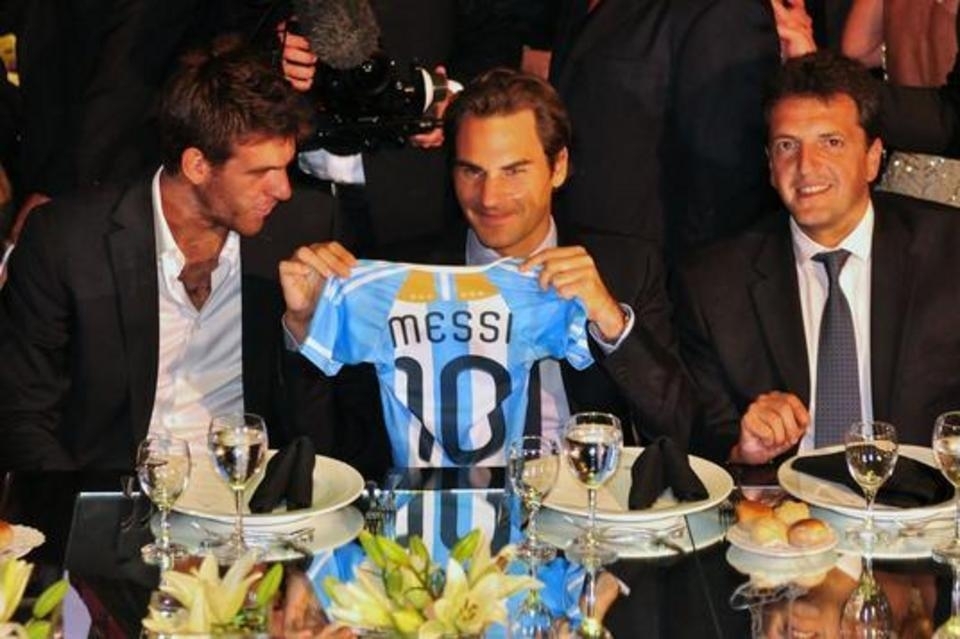 Federer chụp ảnh cùng chiếc áo được bán chạy nhất cho trẻ em tại Argentina