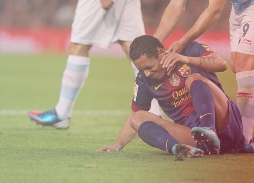 Adriano gặp chấn thương ở cuối hiệp 1 trong trận gặp Celta Vigo