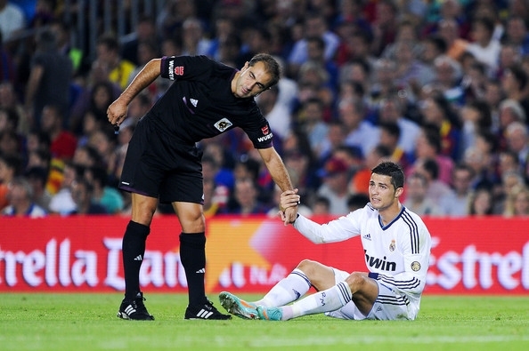 Delgado Ferreiro động viên C.Ronaldo đứng dậy thi đấu