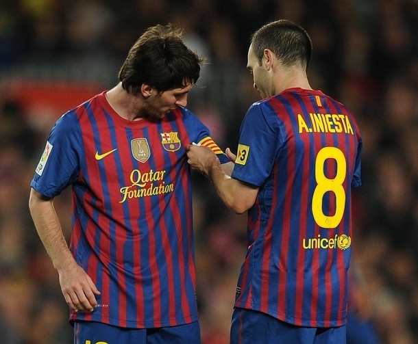 Iniesta đeo băng đội trưởng cho Messi trước khi rời sân