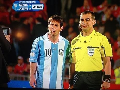 Trọng tài biên tranh thủ chụp hình cùng Messi khi hiệp 1 kết thúc