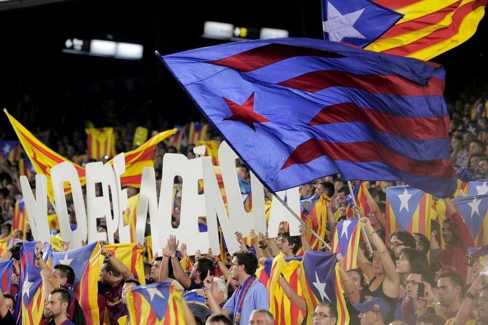 Khán đài Camp Nou tiếp tục chăng đầy khẩu hiệu đòi độc lập