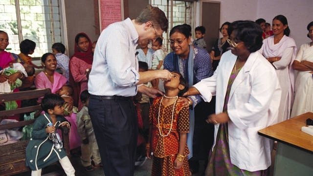 Billa Gates thăm dự án của FC Barcelona tại Ấn Độ