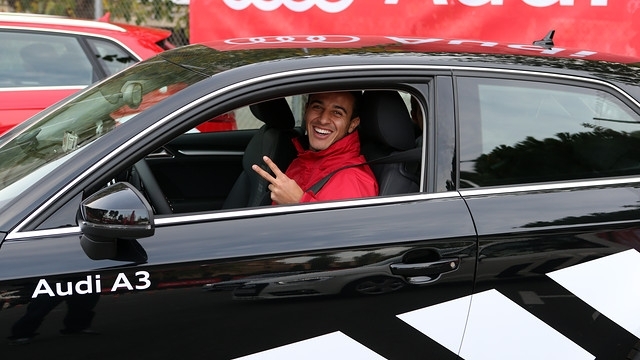 Thiago tươi cười bên chiếc xe Audi A3
