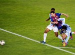 Messi bị hậu vệ Malaga kèm chặt.jpg