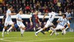 Iniesta trong vòng vây của Malaga. FCBVN-www.fcbarcelona.com.vn.jpg