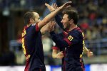 Iniesta chia vui cùng Messi - FCBVN.www.fcbarcelona.com.vn.jpg