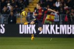 Iniesta khống chế bóng trên không - FCBVN.www.fcbarcelona.com.vn.jpg
