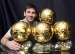 Messi bên 4 Quả Bóng Vàng.jpg