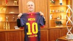 Gerd Muller cầm trên tay chiếc áo Messi tặng - FCBVN.JPG