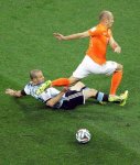 Mascherano-cruzando-Robben.jpg