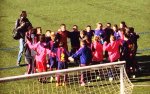 los-alevines-celebrando-juntos-sus-triunfos-powerade-cup-1419181475467 (1).jpg