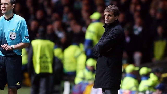Tito trầm ngâm bên ngoài đường pít sân Công viên Celtic