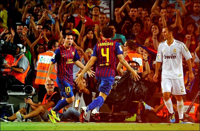 Messi ăn mừng bàn thắng cùng Cesc