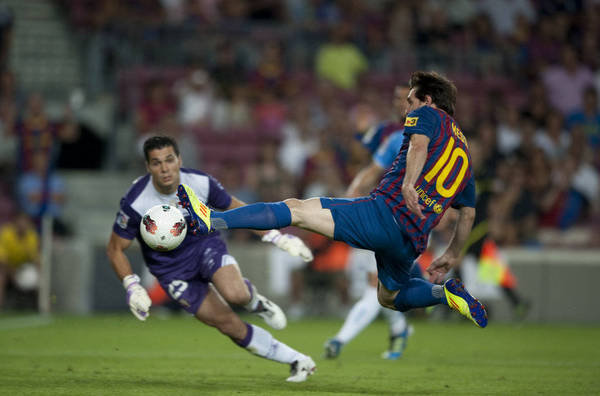 Messi ghi bàn vào lưới Osasuna