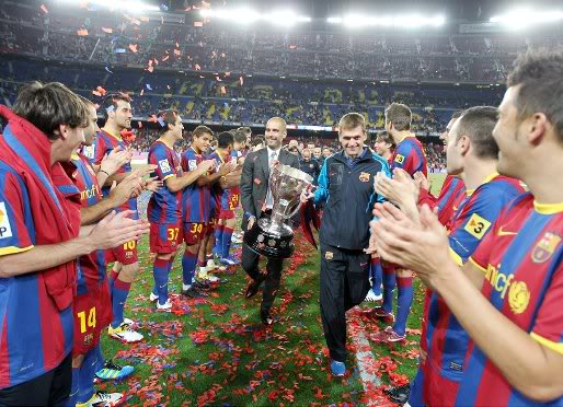 Pep và Tito khoe cúp trước Camp Nou