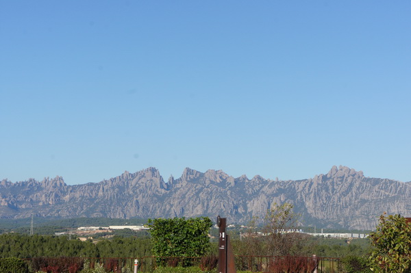 Dãy núi Montserrat nhìn từ xa