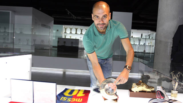 Pep trao tặng danh hiệu đặc biệt cho Bảo tàng Barça