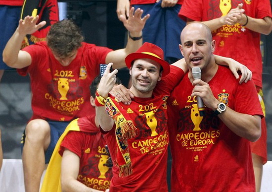 Iniesta: Những chỉ trích của Mou mang tính cơ hội