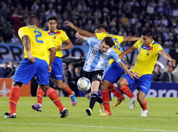 Messi trong vòng vây các cầu thủ Ecuador