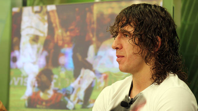 Puyol cổ vũ các đồng đội