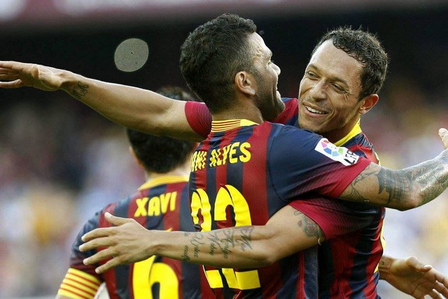 Barça và công cuộc tái thống trị: Bay trên đôi cánh Alves - Alba