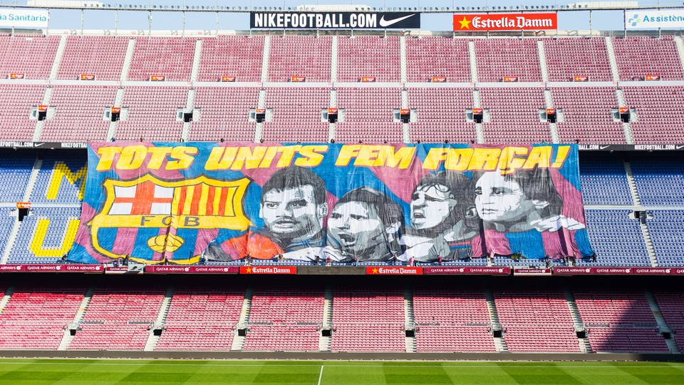 Tấm banner khổng lồ đã có mặt tại Camp Nou