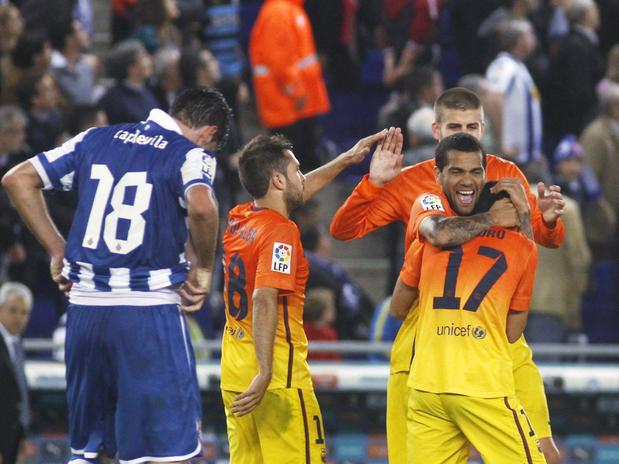 Hậu vệ của năm: Barça góp mặt Alves, Pique và Alba