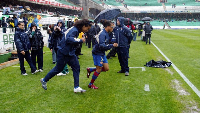 Edgar Davids và Ronaldinho khởi động trước trận với Betis