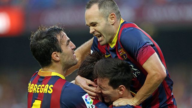 Iniesta, Cesc và Messi ôm Neymar ăn mừng bàn thắng