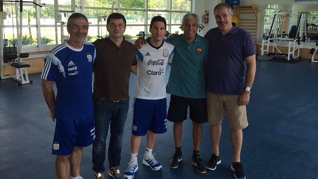 Từ trái qua phải: Luis Garcia, bác sĩ Ricard Pruna, Leo Messi, Elvio Paolorosso và Andoni Zubizarreta