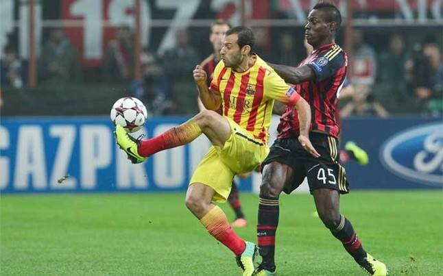 Mascherano tranh bóng với Balotelli