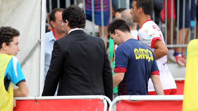 Messi rời sân cùng bác sĩ Ricard Pruna
