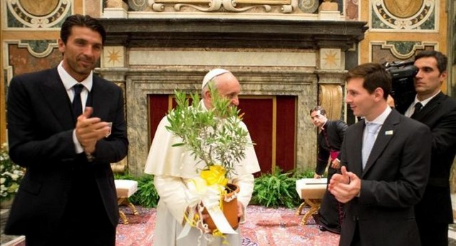 Messi diện kiến Giáo Hoàng Francisco tại Vatican